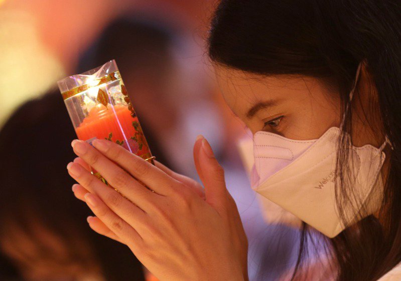 泰国庆祝农历新年，图为一名泰国女子手持香烛向神明祈求新一年的好运。示意图／欧新社(photo:UDN)