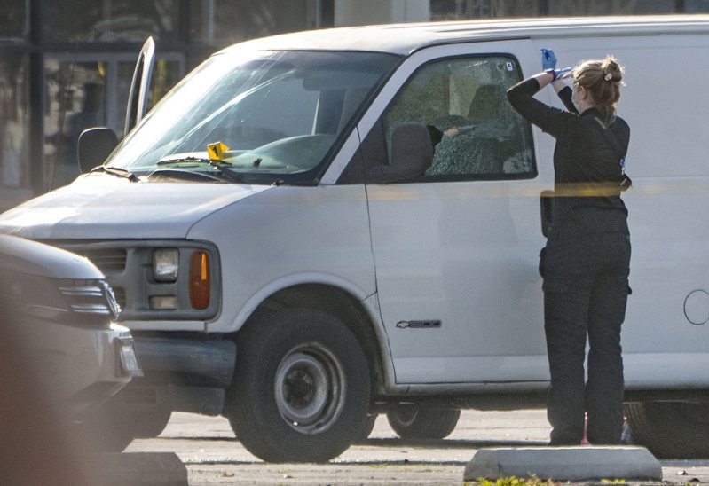 現場畫面顯示，特警隊機動小組持槍向小貨車靠近，一名警官打破側邊車窗，伸手進車內打開車門，開始進車內搜查。美聯社
