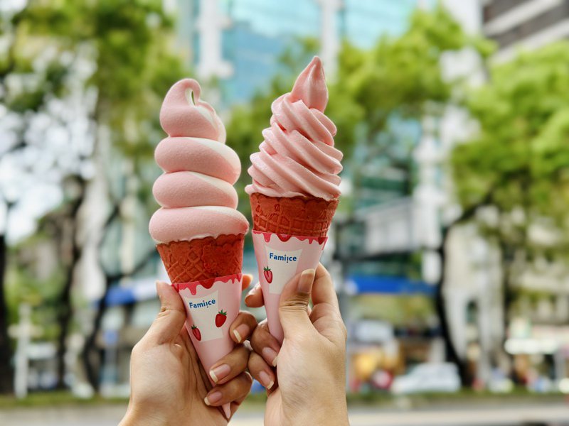 全家於1月20日推出「草莓優格霜淇淋」。記者黃筱晴／攝影