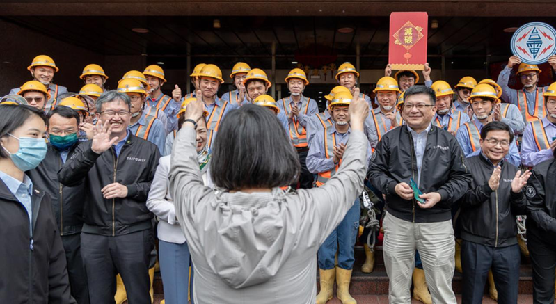 蔡英文總統下午到台灣電力公司台中區營業處慰勉值班人員。圖／總統府提供