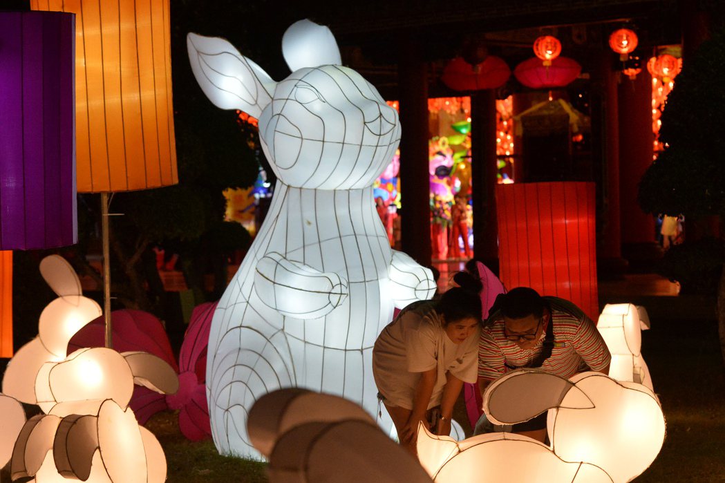 1月20日，遊客在泰國北欖府舉辦的燈籠節上參觀。（新華社）