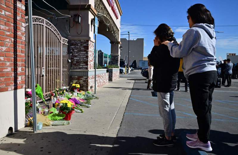 加州「小台北」華人舞廳槍擊案罹難者增至11人，民眾在舞廳外獻花致哀。 法新社