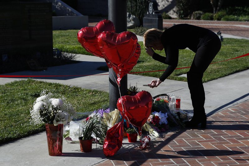 加州蒙特瑞公園市一處舞廳21日晚間發生重大槍擊案，造成11人喪命、9人受傷，再次引發全美槍枝管制呼聲。圖為民眾為罹難者獻花哀悼。 歐新社