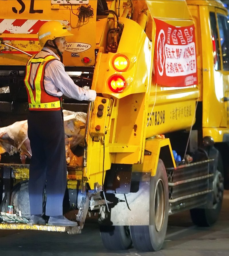台北市環保局清潔隊提早收假，明起開始清運一般垃圾、廚餘及資源回收。圖／聯合報系資料照片