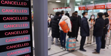 南韓媒體報導，24日是當地農曆新年4日假期的最後一天，卻恰逢本季最強寒流來襲，導致476個預定在濟州機場起降的航班全數取消，約43000人受困。歐新社