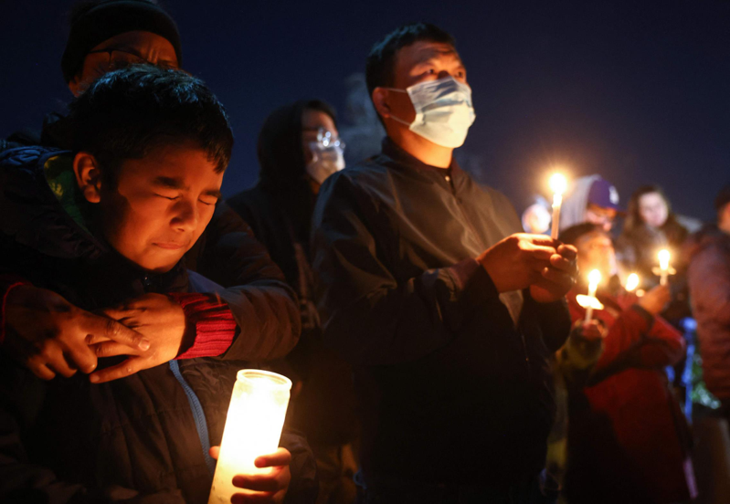 洛杉磯蒙特利公園市（Monterey Park）華人社區槍擊事件發生後，民眾手舉蠟燭哀悼死難者。法新社