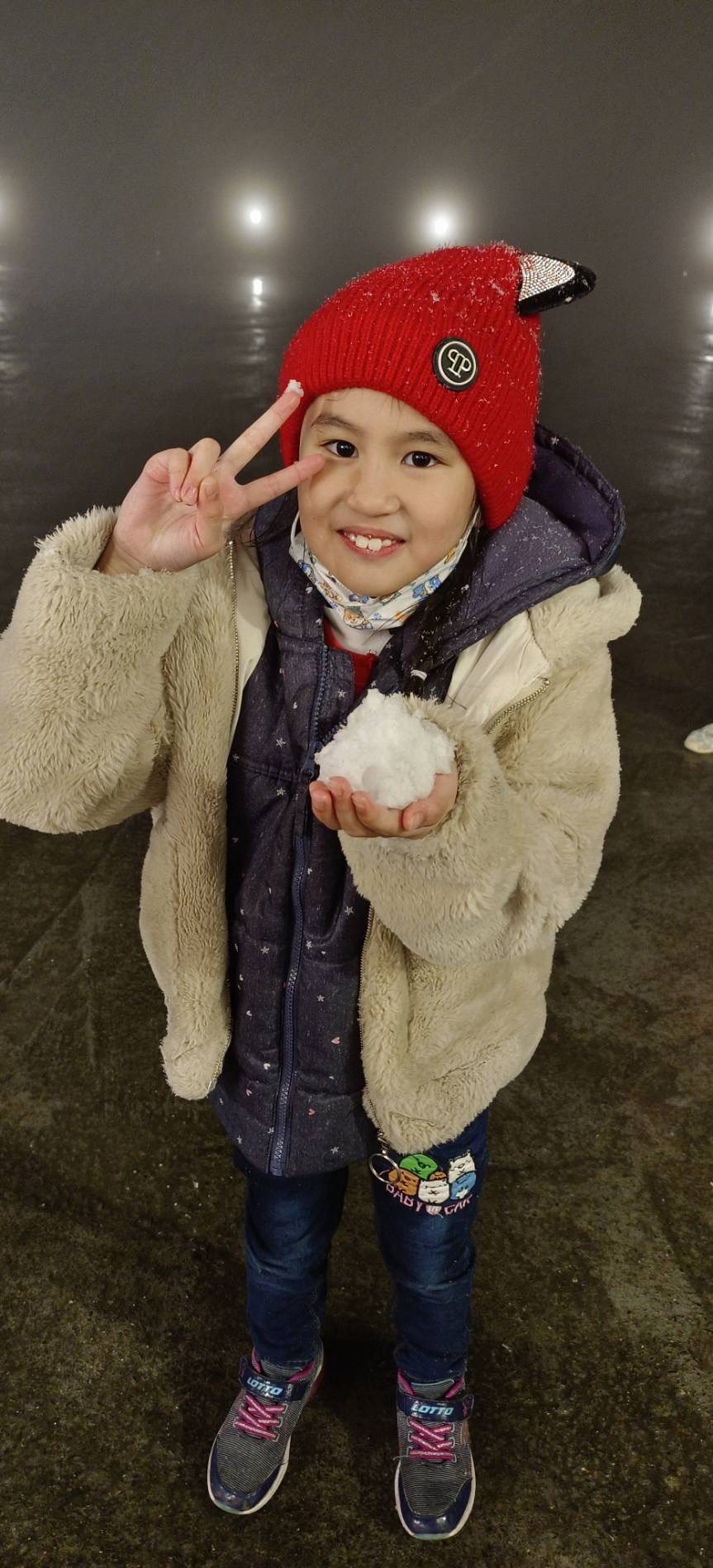 宜蘭南山部落下雪了，小孩樂得玩起雪球。圖／讀者提供