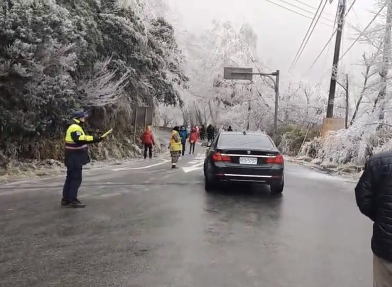 寒流来袭，上山追雪的游客遽增。图／宜兰县警局提供