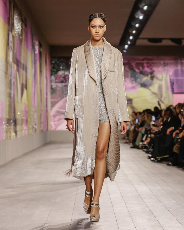 絲綢、天鵝絨等材質多半帶有皺褶效果，彷彿以輕快的節奏為布料注入活力。圖／Dior...