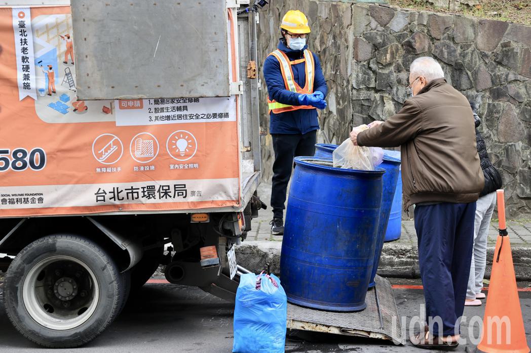 台北市環保局清潔隊提早收假，為服務市民，今天起依原時間及路線收運一般垃圾、廚餘及...