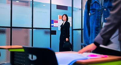 朴成勳飾演的全宰寯在第七集中穿著整套FENDI FF LOGO西裝。圖／摘自網路