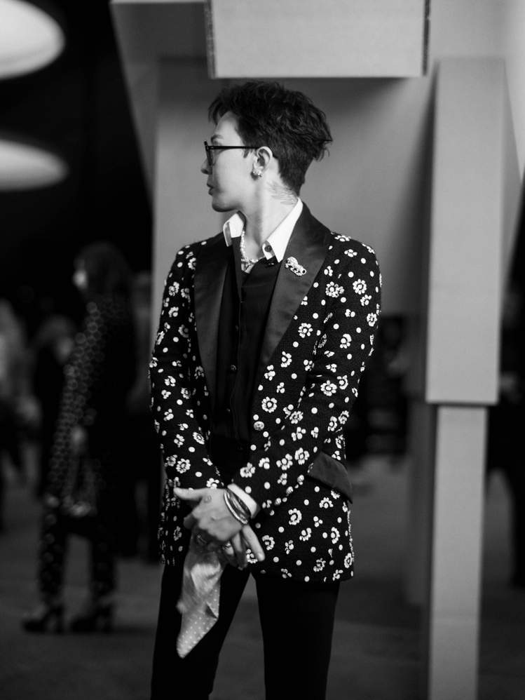 香奈兒品牌大使G Dragon穿著香奈兒2023春夏的黑色花卉刺繡斜紋軟呢外套、...