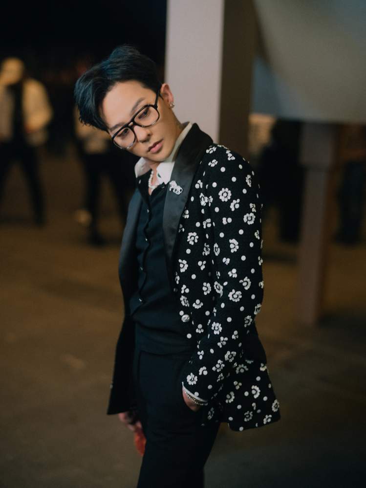 香奈兒品牌大使G Dragon穿著香奈兒2023春夏的黑色花卉刺繡斜紋軟呢外套、黑色襯衫、Timeless白金鑲鑽胸針。圖／香奈兒提供