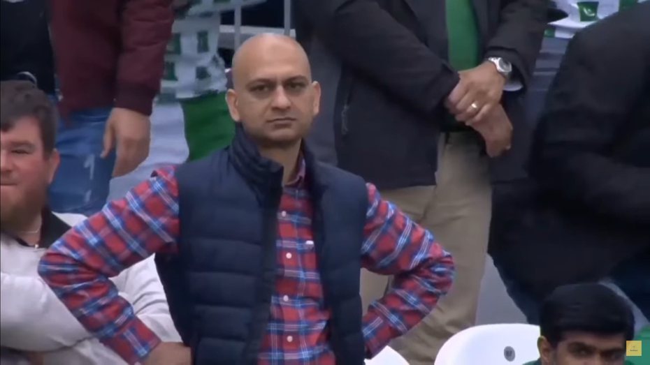 一名光頭男子Muhammad Sarim Akhtar在2019年6月看環球世界盃足球賽時，因巴基斯坦對戰澳洲的分數落後，當下出現無奈和失望表情並手叉腰，因而在全球爆紅變成迷因。（翻攝自YouTube）