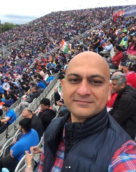 一名光頭男子Muhammad Sarim Akhtar在2019年6月看環球世界...