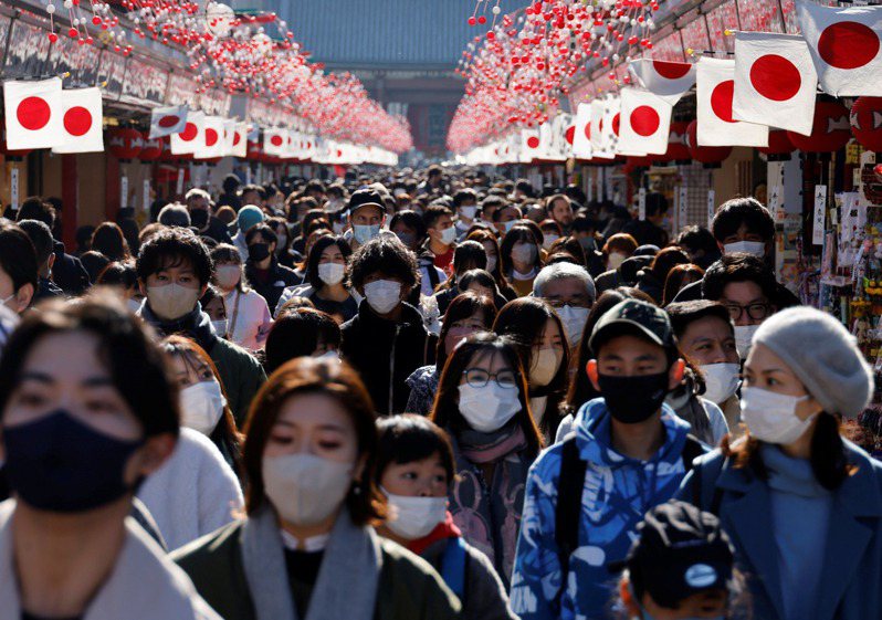日本放送協會（NHK）今天報導，日本政府計劃在5月8日調降COVID-19分類等級等同於季節性流感。路透