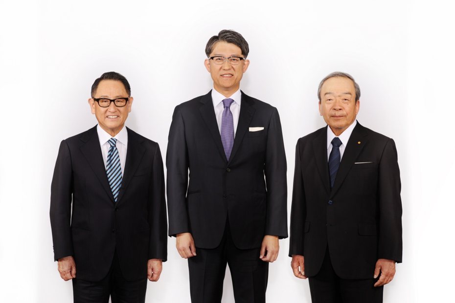 ▲左起為Toyota現任社長、新任會長豐田章男，中間為新任社長佐藤恒治，右為將於4月1日退休的現任會長內山田竹志