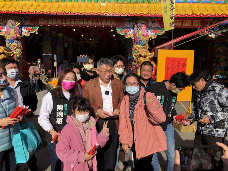 林總黨主席柯文哲到台南發送發財金受到許多民眾歡迎。記者周宗禎／攝影
