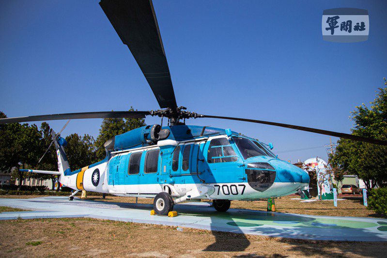 有著藍白塗裝的S-70C直升機，曾救過無數條生命，在地方政府人士與國防部的協調下，將編號7007的S-70C直升機，陳展於彰化縣福興鄉番婆社區飛機公園，讓許多民眾及軍事迷不辭路程前來拍照打卡，讓S-70C直升機慈航天使事蹟永續留傳。圖／軍聞社