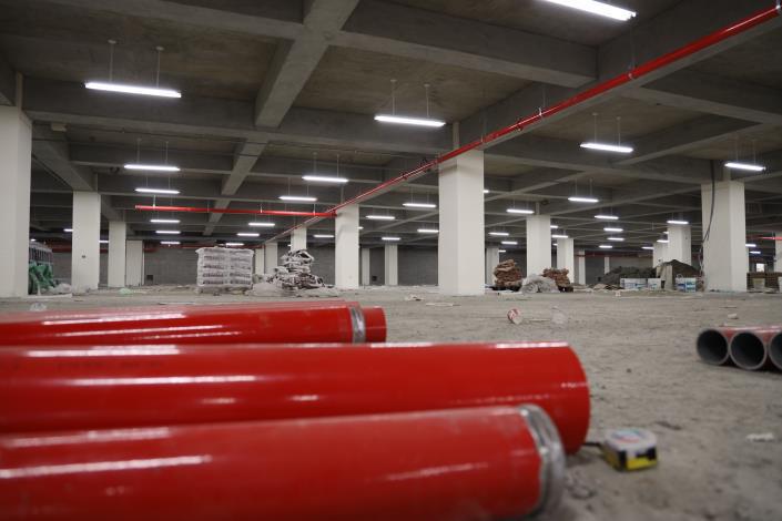 嘉豐國小地下停車場工程持續，預計明年下半年就能啟用。圖／新竹縣府提供