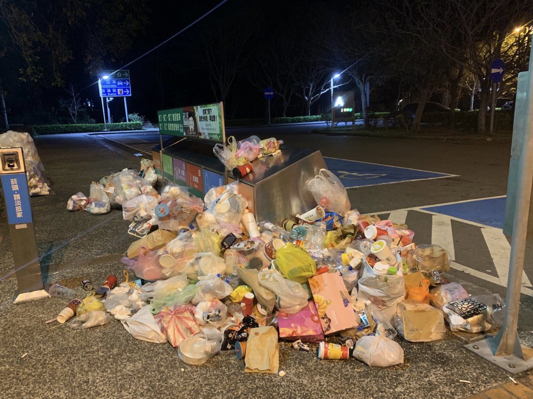 民眾夜間在國道3號關西服務區拍下垃圾堆積如山景況。圖／讀者提供