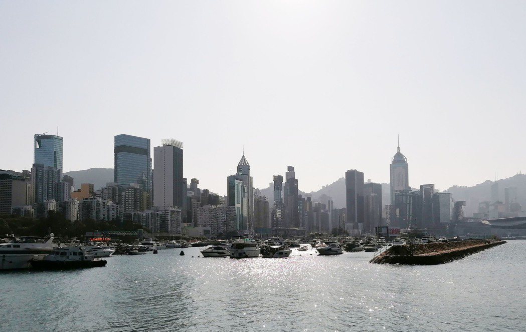 美國駐香港總領事評論香港國安法，遭到大陸外交部駐港公署的批判。圖為香港維多利亞港...