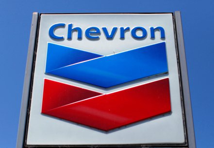石油巨擘雪佛龍（Chevron）宣布規模750億美元的庫藏股計畫，並打算提高股利發放。路透