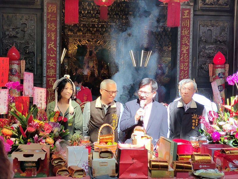 台中市前市長林佳龍傳同意接任總統府秘書長秘書長，新春期間，他在台中多處宮廟參拜。圖／讀者提供