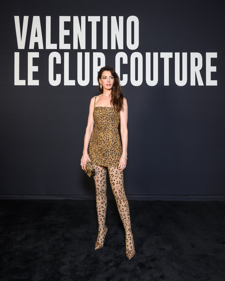 VALENTINO品牌大使好萊塢女星安海瑟薇出席VALENTINO 2023年春...