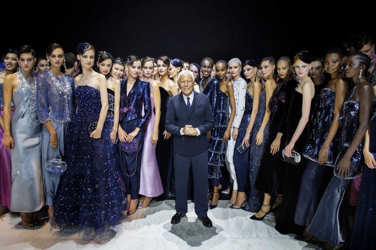 Giorgio Armani與2023巴黎春夏高級訂製系列大秀上眾模特兒合影。圖／台元紡織提供