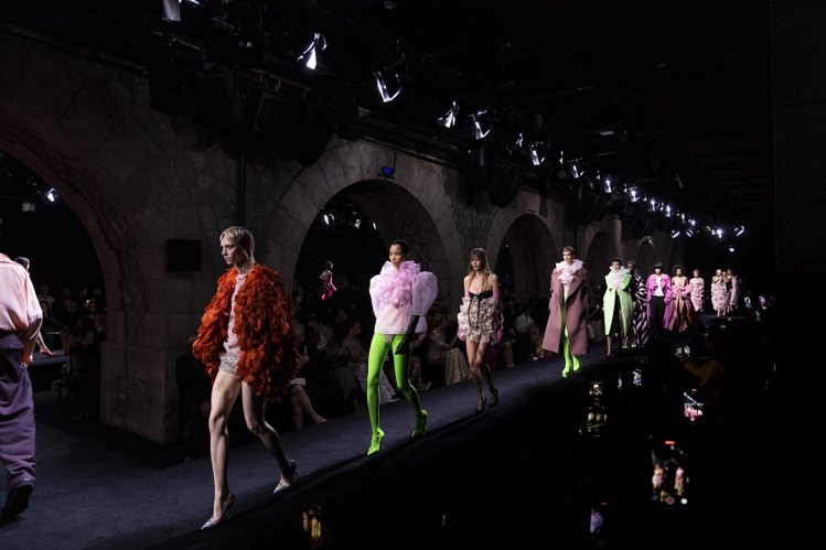VALENTINO 2023年春夏高級訂製時裝系列主題LE CLUB COUTURE，結合被視為兩極的高級訂製服與夜店文化。圖／VALENTINO提供