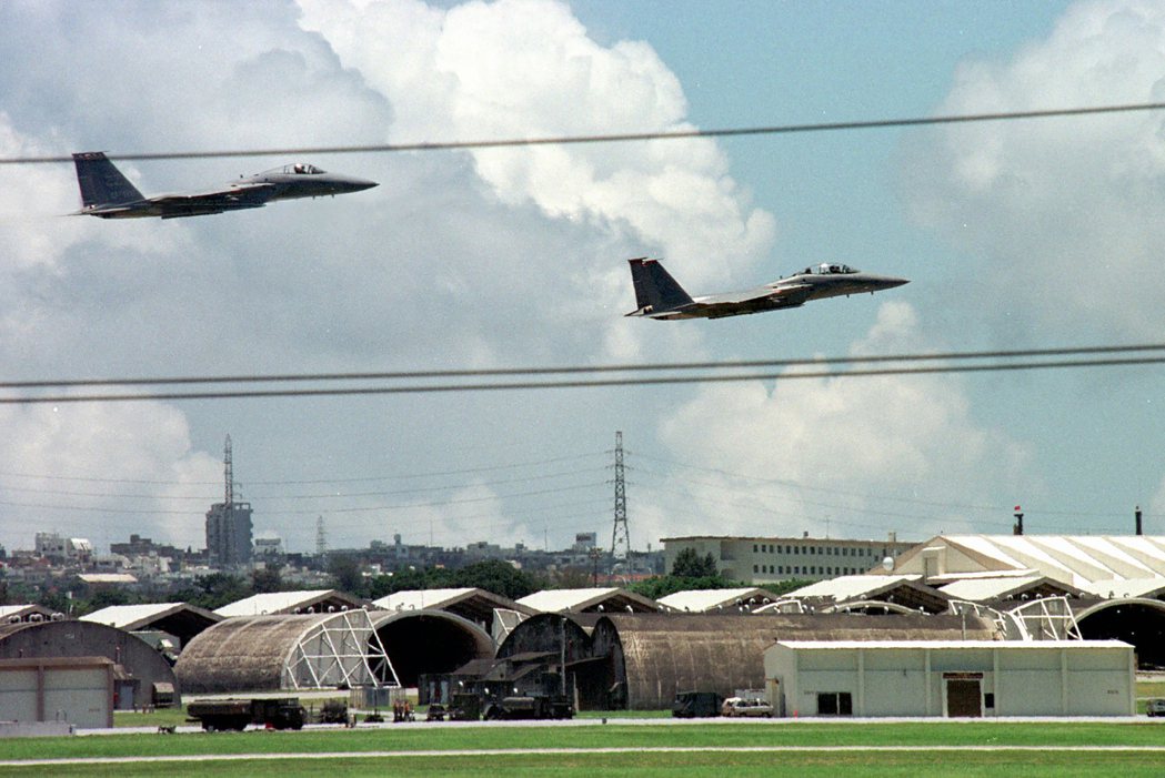 沖繩嘉手納空軍基地上空的F-15戰鬥機。美聯社