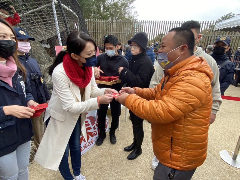 新竹市長高虹安（左二）初五到動物園發小紅包，不少民眾排隊領取沾福氣。記者王駿杰／攝影