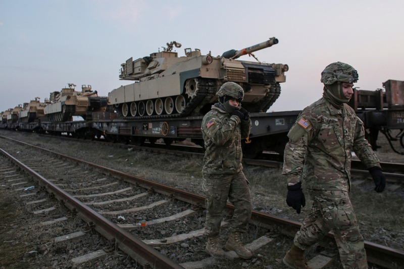 美國終於拍板軍援M1艾布蘭戰車給烏克蘭，圖為羅馬尼亞米哈伊爾．科加爾尼恰努空軍基地的美軍M1艾布蘭戰車。路透
