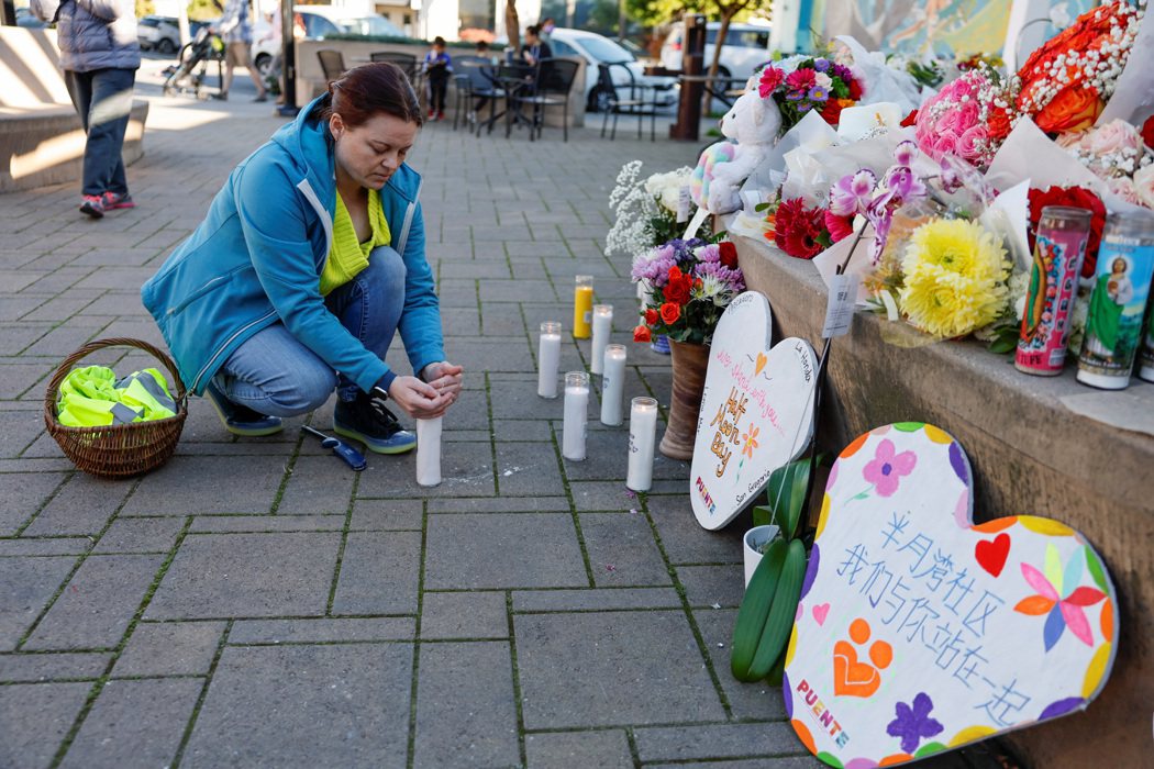 大陸駐舊金山總領事館證實有5位大陸公民在半月灣槍擊案遇難，圖為民眾擺放鮮花、標語...