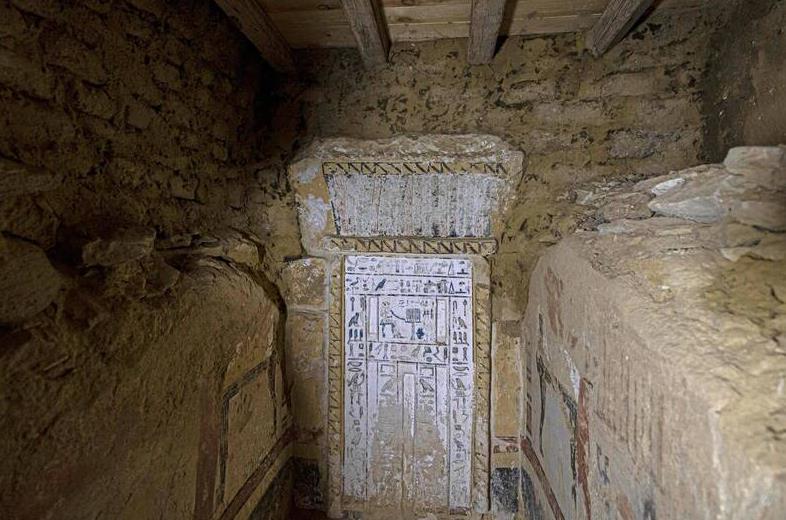 考古學家表示在一具有4300年歷史、從未打開過的石棺內發現了一具「金箔覆蓋的木乃伊」。法新社
