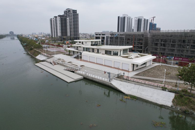 位在台南市安南區嘉南大圳旁的「安南水上運動中心」已完工，全白流線型建築搭配水上浮動碼頭設置，營造親水環境。圖／台南市體育局提供