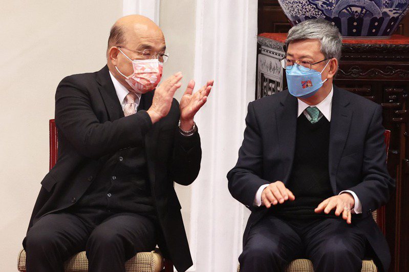 準閣揆陳建仁（右）與即將卸任的行政院長蘇貞昌（左）。記者潘俊宏／攝影