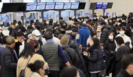 南韓濟州島24日才有476個航班取消、超過4萬人受困，27日濟州國際機場又傳出暴風雪導致約60架航班被取消。美聯社