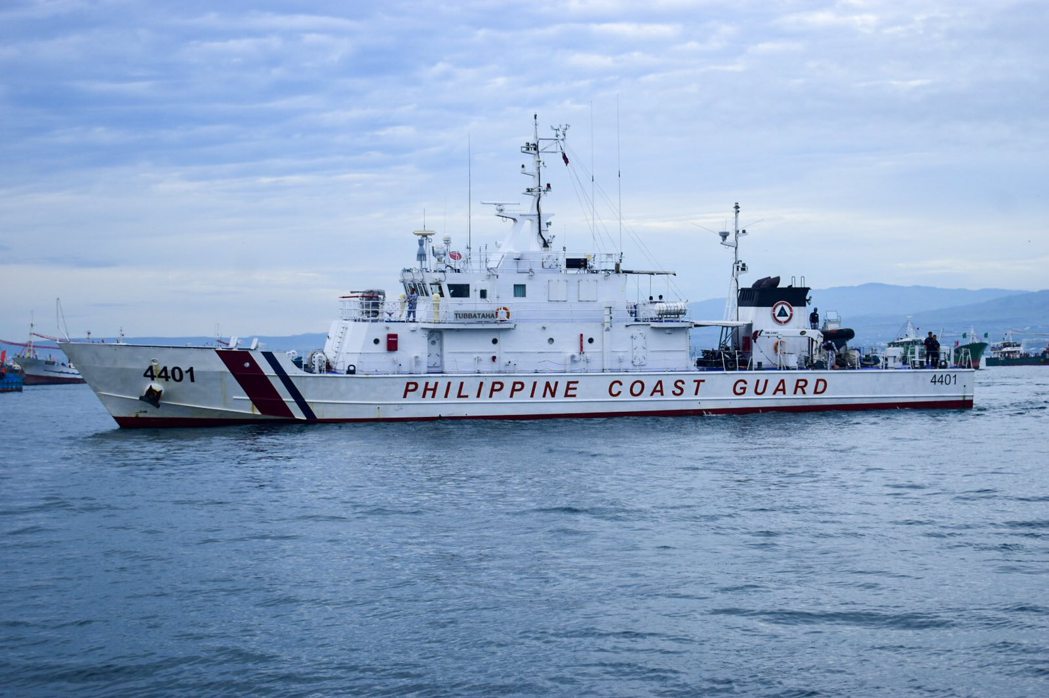 大陸漁船「凱達899」號26日中午在菲律賓東部海域遇險，菲律賓海岸警衛隊出動一艘...