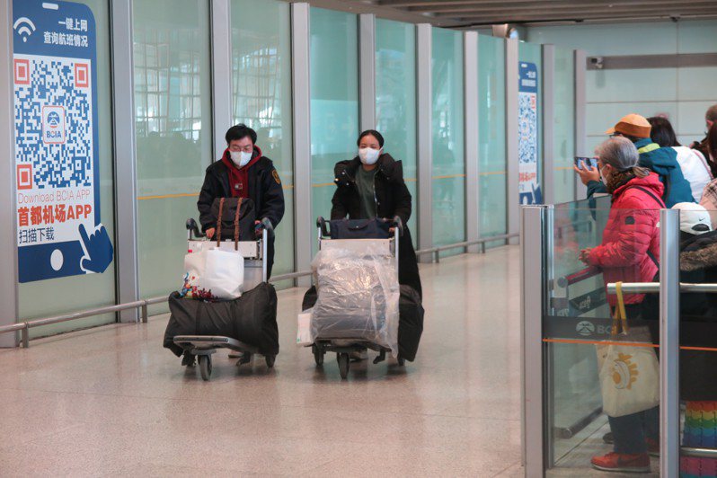 圖為8日上午，首批從香港入境北京，不再需要集中隔離的旅客，到達機場入境大廳時的情況。攝影／記者陳政錄