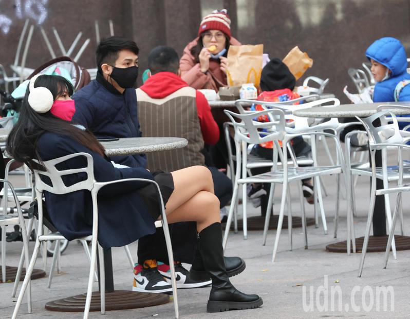 今天起到周日寒流雖報到，台北市民眾仍是抓緊春節連假尾巴出門逛街。記者潘俊宏／攝影