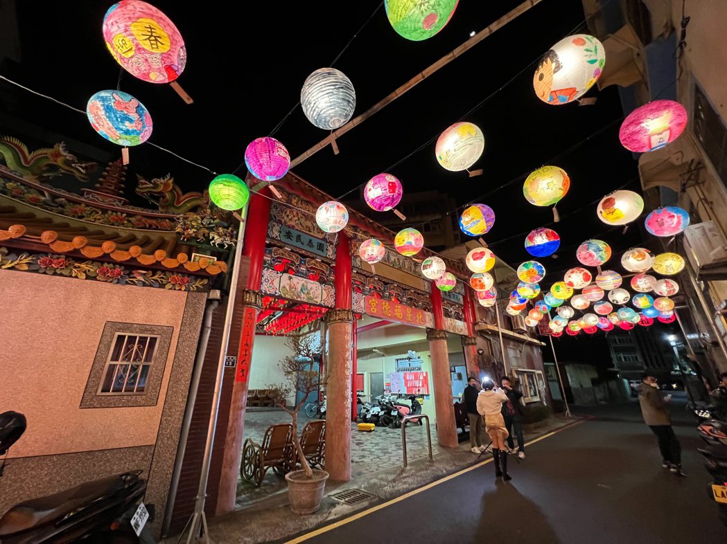 新竹市文雅里連續3年舉辦「富町燈節」，彩繪燈籠高掛城北街。圖／文雅里長朱毅提供