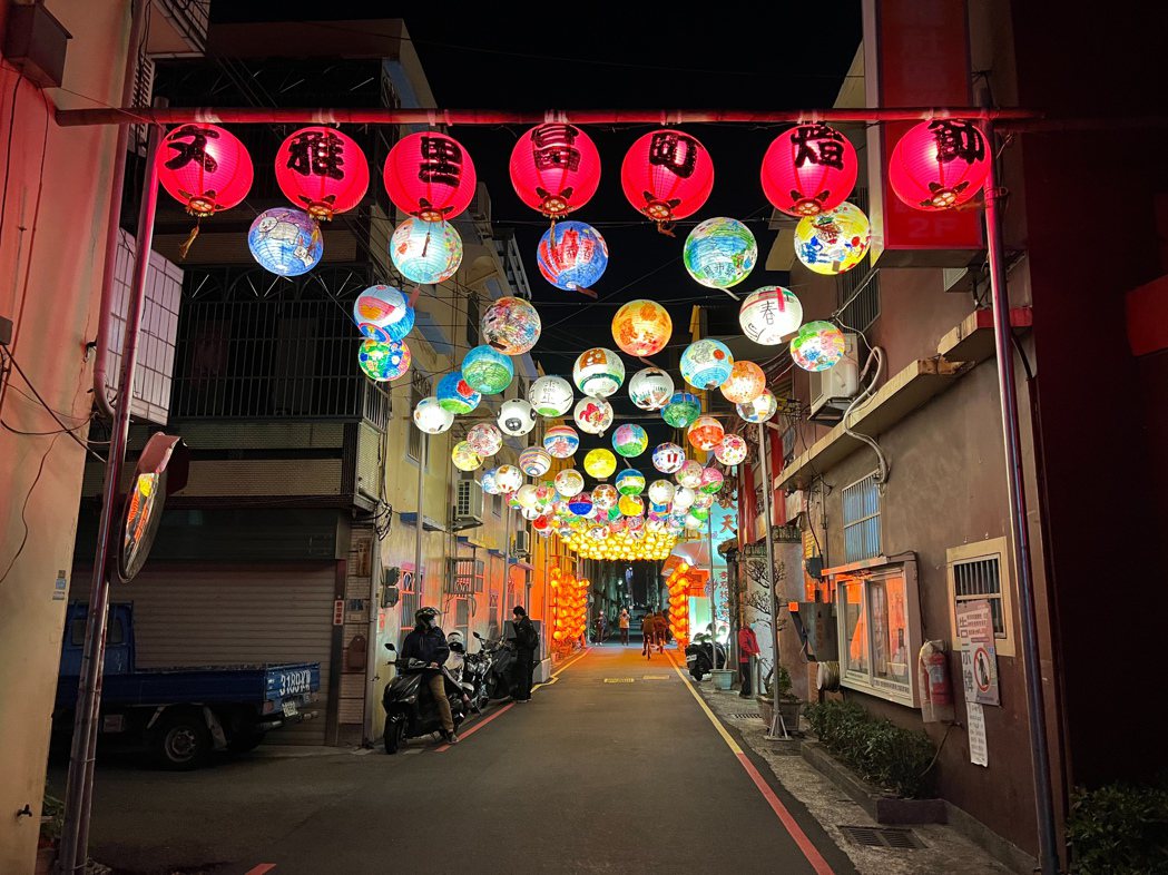 新竹市文雅里連續3年舉辦「富町燈節」，彩繪燈籠高掛城北街。圖／文雅里長朱毅提供