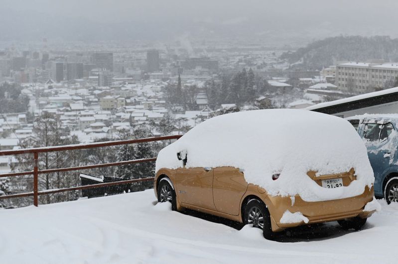 日本25日出現入冬最強寒流，多地降下大雪。圖為長野縣一景。 法新社