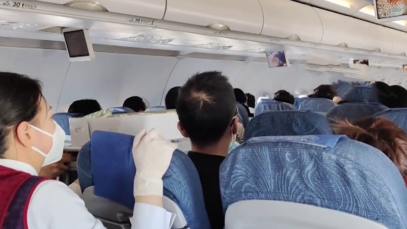 中國國航一航班在飛行期間出現顛簸的情況，乘客驚嚇拍片錄遺言。 圖／截自影片
