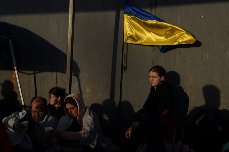去年2月24日战争爆发后逃来德国的乌克兰难民，超过一半的人上过语言课，6成住在自己的公寓，17%已找到工作。示意图。图为逃离故乡的乌克兰难民。 美联社(photo:UDN)