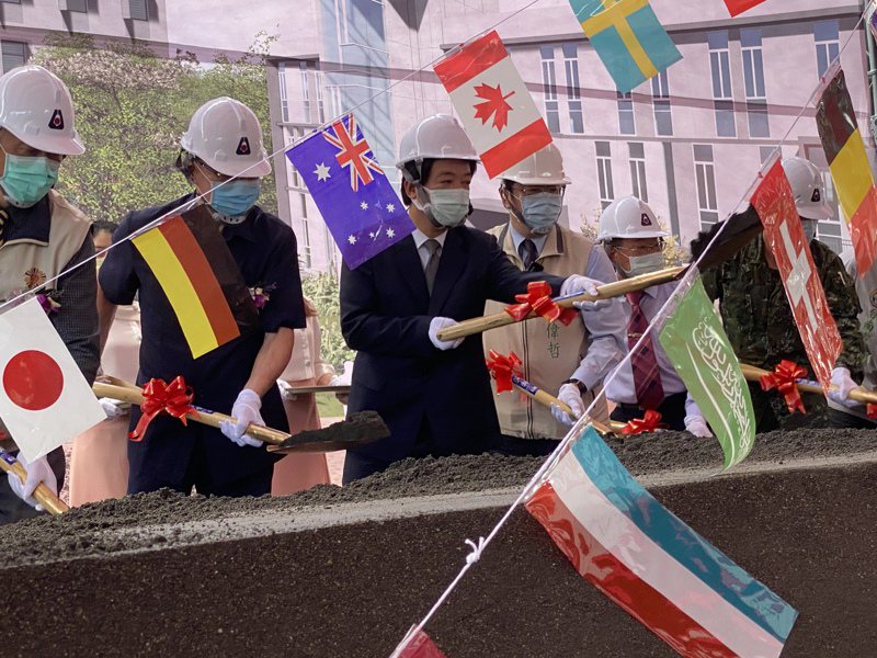 副總統賴清德（左三）與台南市長黃偉哲（左四）於2020年參加台南榮民之家遷建動土典禮，台南市政府預定今年底將能完工啟用。記者修瑞瑩／攝影