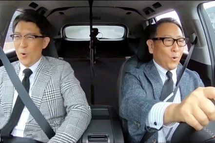 豐田現任社長豐田章男（右）在26日直播記者會中播出他與新任社長佐藤恒治（左）一起試乘Lexus首款電動車RZ的影片。  路透