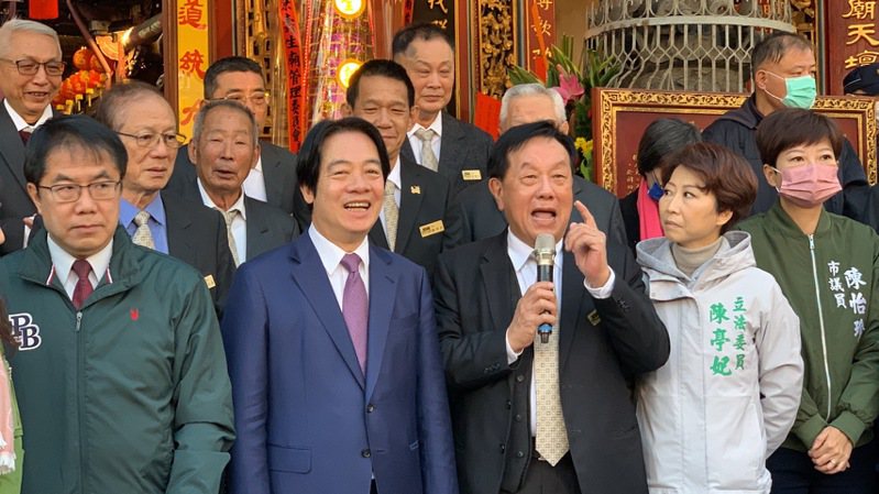 台灣首廟天壇董事長徐國潤（右三）表示，賴副總統讀書、戀愛、發展都在台南，「希望台南再出一個總統」，賴清德（左二）也露出笑容。記者吳淑玲／攝影